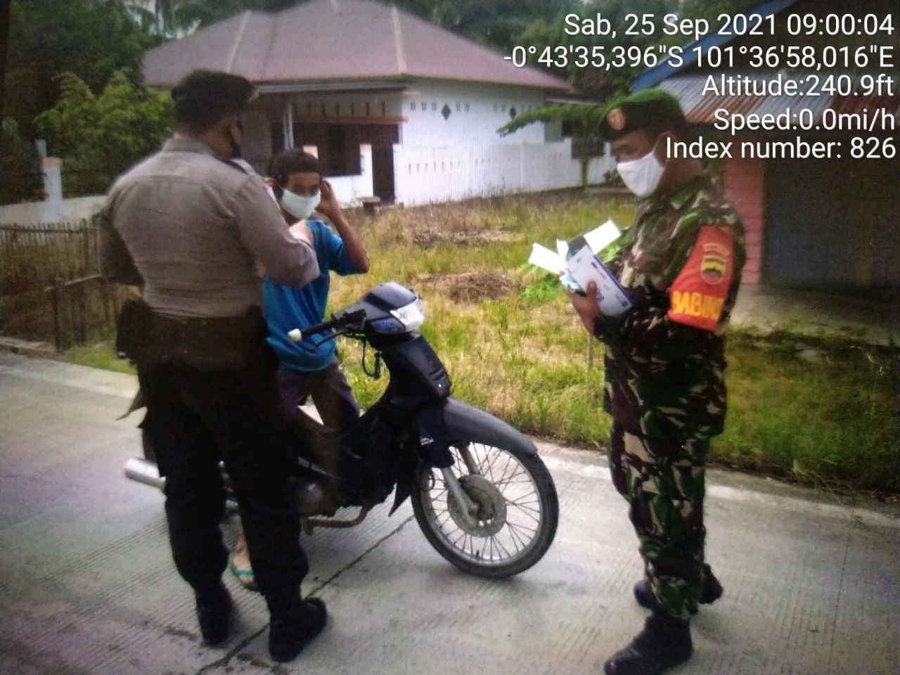 Serka M. Amin Babinsa Koramil 06/Cerenti  Kodim 0302/ Inhu Bagikan Masker Kepada Warga Desa Tanjung Medan