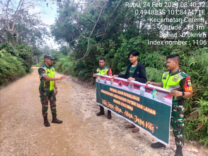 Babinsa Koramil 06/ Cerenti Kodim 0302/Inhu Melaksanakan Patroli Dan Sosialisasi Karhutlah di Desa Kampung Baru 