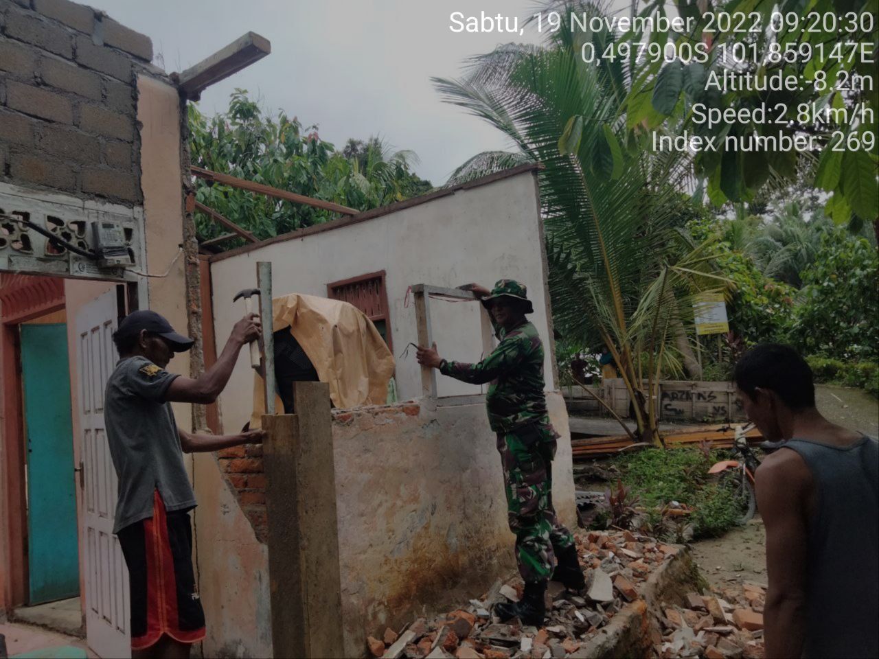 Manunggal Bersama Rakyat Babinsa Koramil 06/Cerenti Kodim 0302/Inhu Bantu Rehab Rumah Warga