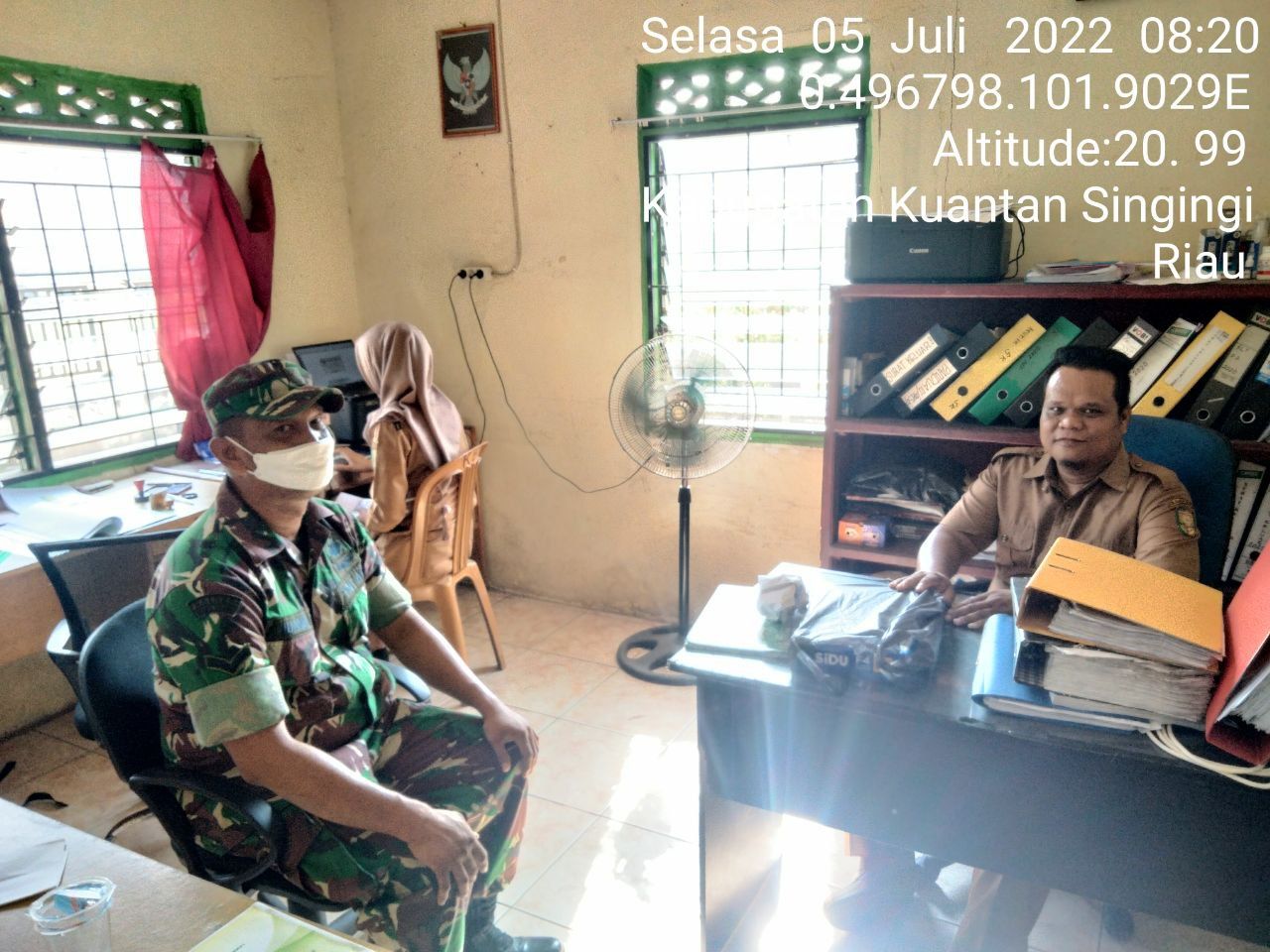 Babinsa Koramil 06/Cerenti Kodim 0302/Inhu Melaksanakan Komsos Dengan Perangkat Desa Kampung Baru Timur