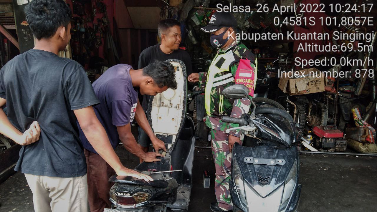 Babinsa Koramil 06/Cerenti Kodim 0302/Inhu Melaksanakan Komsos Dengan Pengunjung Bengkel