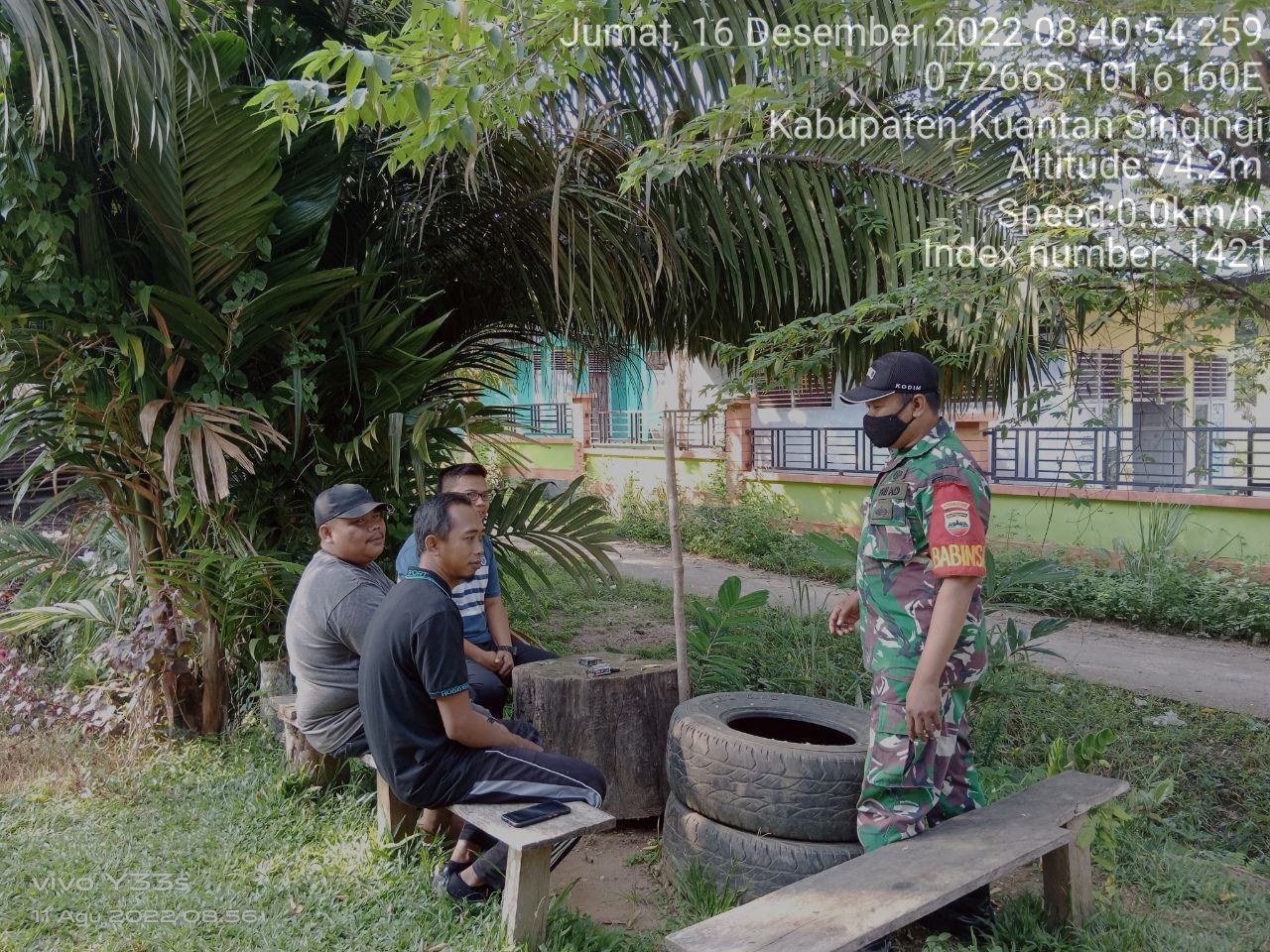 Babinsa Koramil 06/Cerenti Kodim 0302/Inhu Komsos Dengan Warga Binaan Memberikan Pengertian Untuk Selalu Menjaga Protokol Kesehatan di Kampung Baru Koto Inuman 