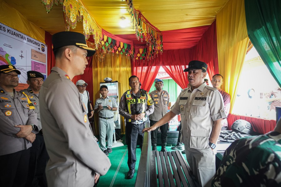 Bupati Kuansing Suhardiman Amby Tinjau Pos Lebaran di Desa Kasang Kecamatan Kuantan Mudik 