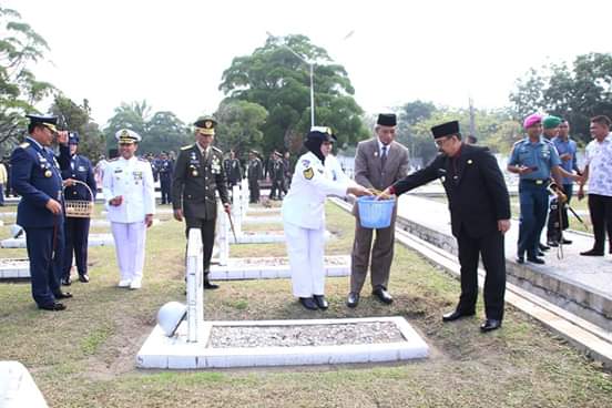HUT TNI ke-74, Wawako Pekanbaru Ziarah ke Makam Pahlawan