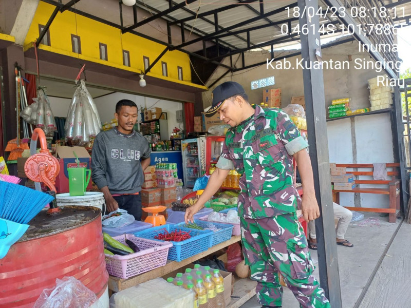Babinsa Koramil 06/Cerenti Kodim 0302/Inhu Sertu Efison Pantau  Perkembangan Harga Kebutuhan Pokok Jelang Hari Raya Idul Fitri