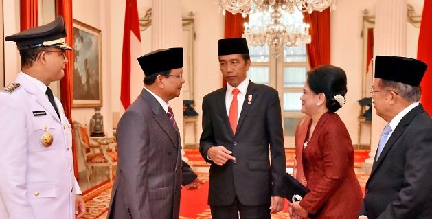 Ehem! Bu Iriana Jokowi Mencolek Pak Prabowo, Ada Apa Ya?