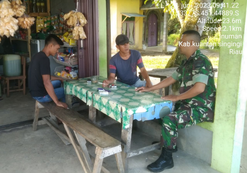 Di Desa Sigaruntang Kecamatan lnuman, Babinsa Koramil 06/Cerenti Dim 0302/Inhu Komsos Dengan Warga Binaan