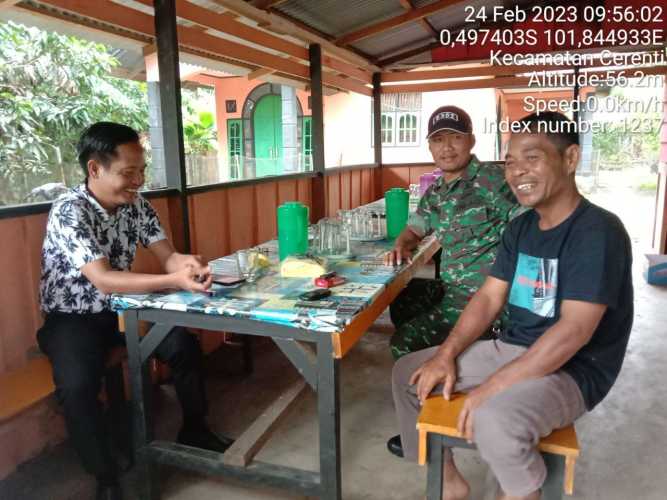 Di Desa Tanjung Medan Kopda Junedi, Babinsa Koramil 06/Cerenti Kodim 0302/Inhu Lakukan Komsos Di Kampung Pancasila