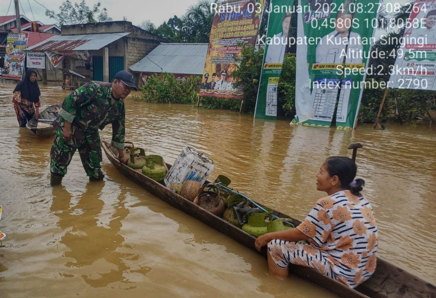 Serka Heriyus Saputera Dan Rekan-rekan Babinsa Koramil 06/Cerenti Kodim 0302/Inhu Bersama Mitra Karib Babinsa Membantu Masyarakat  Kena Banjir Dikecamatan Inuman