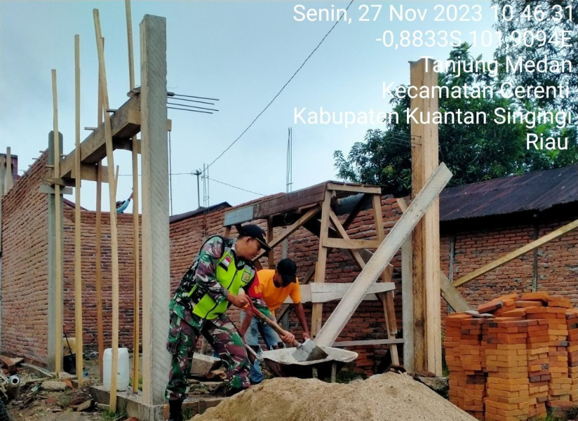Bangun Keakraban Babinsa Koramil 06/Cerenti Kodim 0302/Inhu Bantu Warga Membuat Rumah