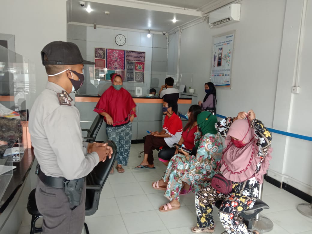 Antisipasi Kriminalitas, Personel Polsek Langgam Pantau Aktivitas Nasabah di Bank