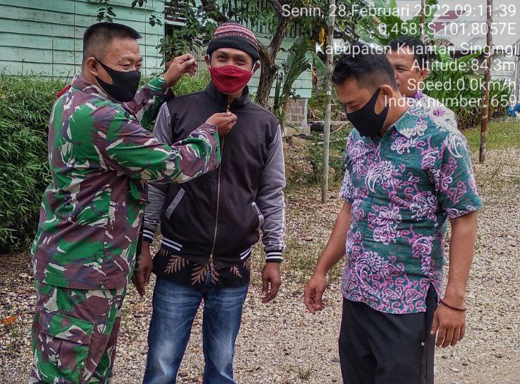Sertu Heriyus Saputera Babinsa Koramil 06/ Cerenti Kodim 0302/ Inhu Membagikan Masker Untuk Masyarakat di Desa Pulau Busuk Kecamatan Inuman