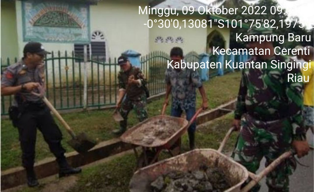 Jalin Kebersamaan, Babinsa Koramil 06/ Cerenti Gotong Royong Bersama Warga Untuk Membersihkan Lingkungan Di Desa Binaan