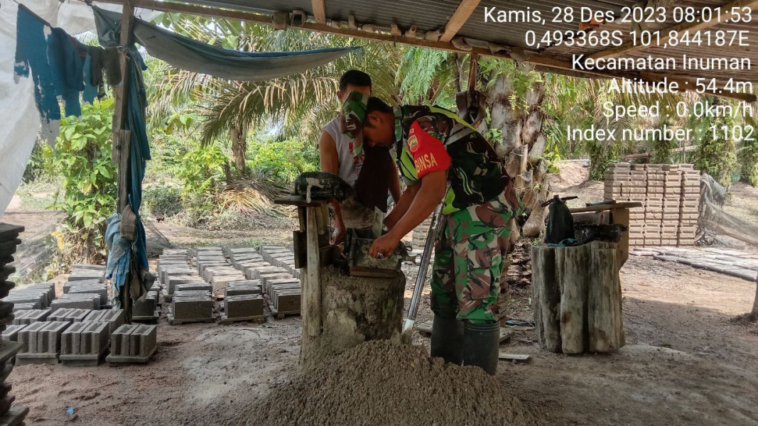 Kopda Junedi Babinsa Koramil 06/Cerenti Kodim 0302/Inhu Bantu Warga Binaan Melanjutkan Mengerjakan Pembuatan  Batako Didesa Pancasila