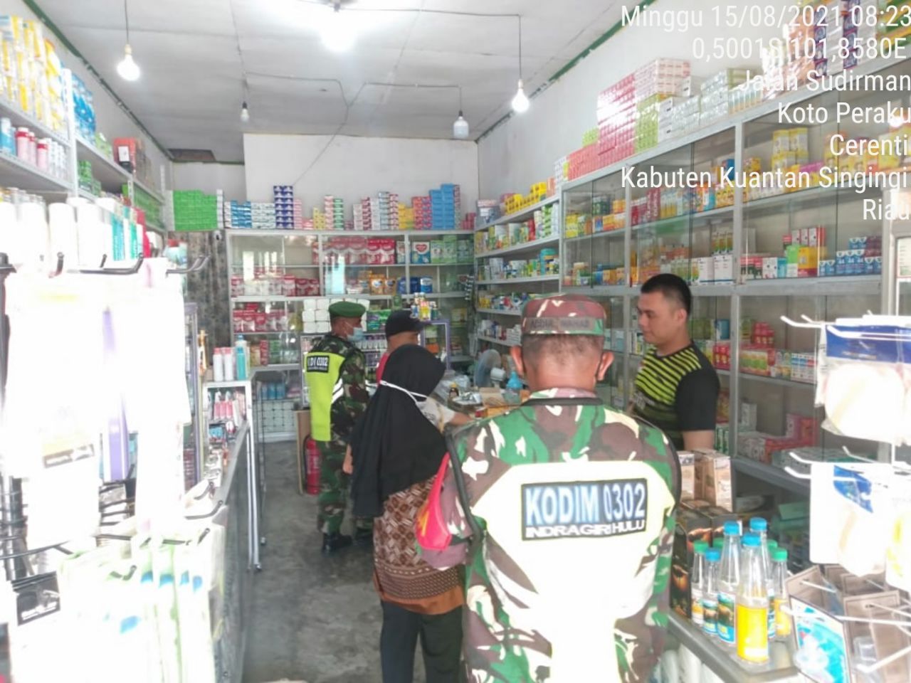 Serda Juanda Anggota Koramil 06/cerenti kodim 0302/Inhu, Himbau Masyarakat Patuhi Protokol Kesehatan Covid-19 di Kelurahan Koto Peraku Kecamatan Cerenti