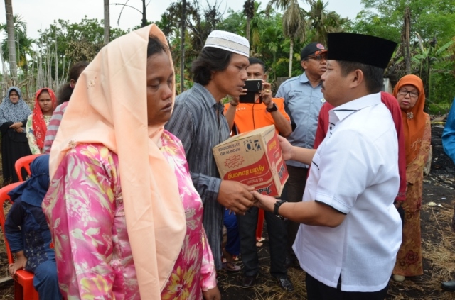 Bupati Amril Beserta Istri Besuk Korban Kebakaran di Kecamatan Bantan