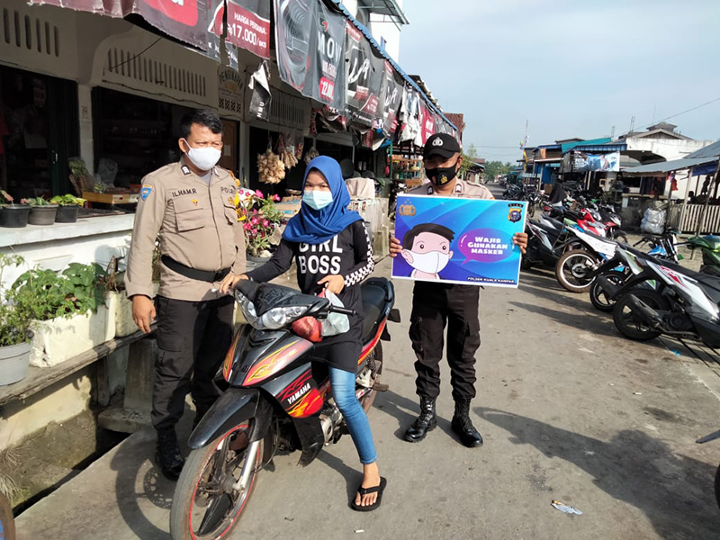 Personel Polsek Kuala Kampar Gelar Operasi Yustisi Sambil Bagi-Bagi Masker