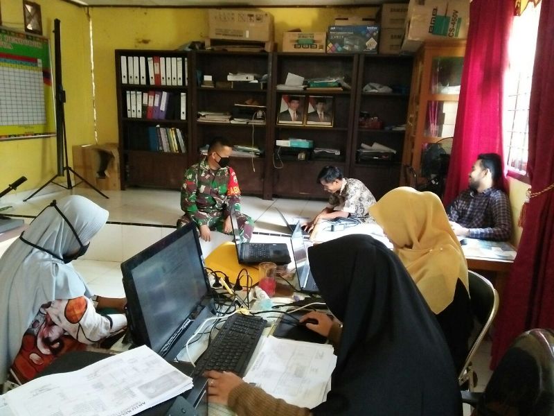 Bahas ODP Covid-19, Babinsa Koramil 04/Pkl Kuras Komsos ke Perangkat Desa Dusun Tua