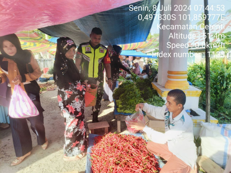 Di Kelurahan Pasar Cerenti, Pratu Chumaidi Babinsa Koramil 06/ Cerenti Kodim 0302/Inhu Cek Harga Bahan Pokok Sembako Di Pasar Tradisional Cerenti 