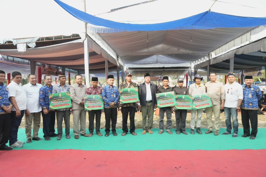 Disela Buka Jambore Silat Di Hulu Teso,  Bupati Suhardiman Serahkan Bantuan Ternak Untuk Warga  LTD