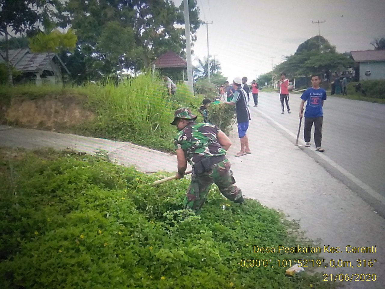 Ditengah Pandemi COVID-19, Babinsa Koramil 06/Cerenti Dim 0302/Inhu Sertu Indra Jalil Gotong Royong Bersama Masyarakat, Namun Tetap Menerapkan Protokol Kesehatan. 