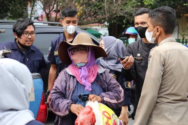 Pemko Pekanbaru Tempatkan Satpol PP di Lampu Merah untuk Tertibkan Gepeng