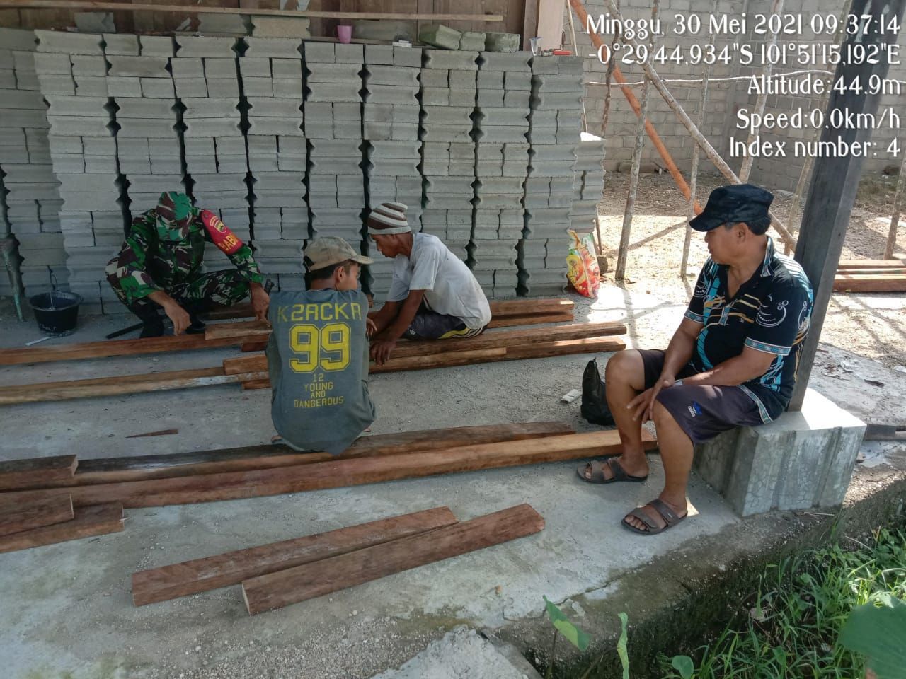 Babinsa Koramil 06/Cerenti Dim 0302/Inhu Gontong Royong Membangun Kedai Kopi Salah Satu Warga Desa Koto Cerenti