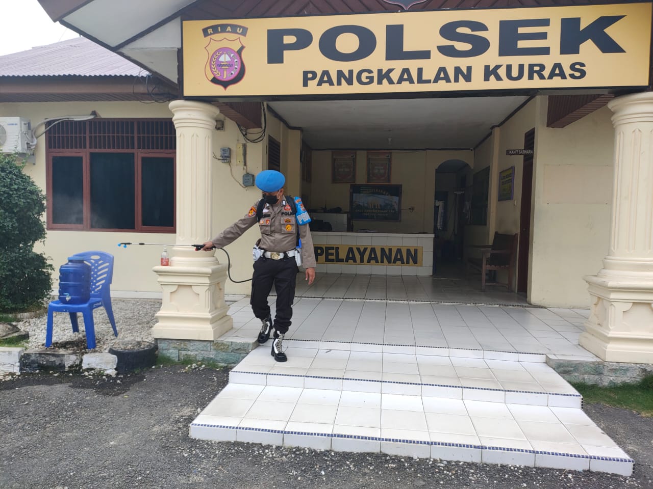 Sterilisasi Lingkungan, Polsek Pangkalan Kuras Semprotkan Disinfektan di Kantor