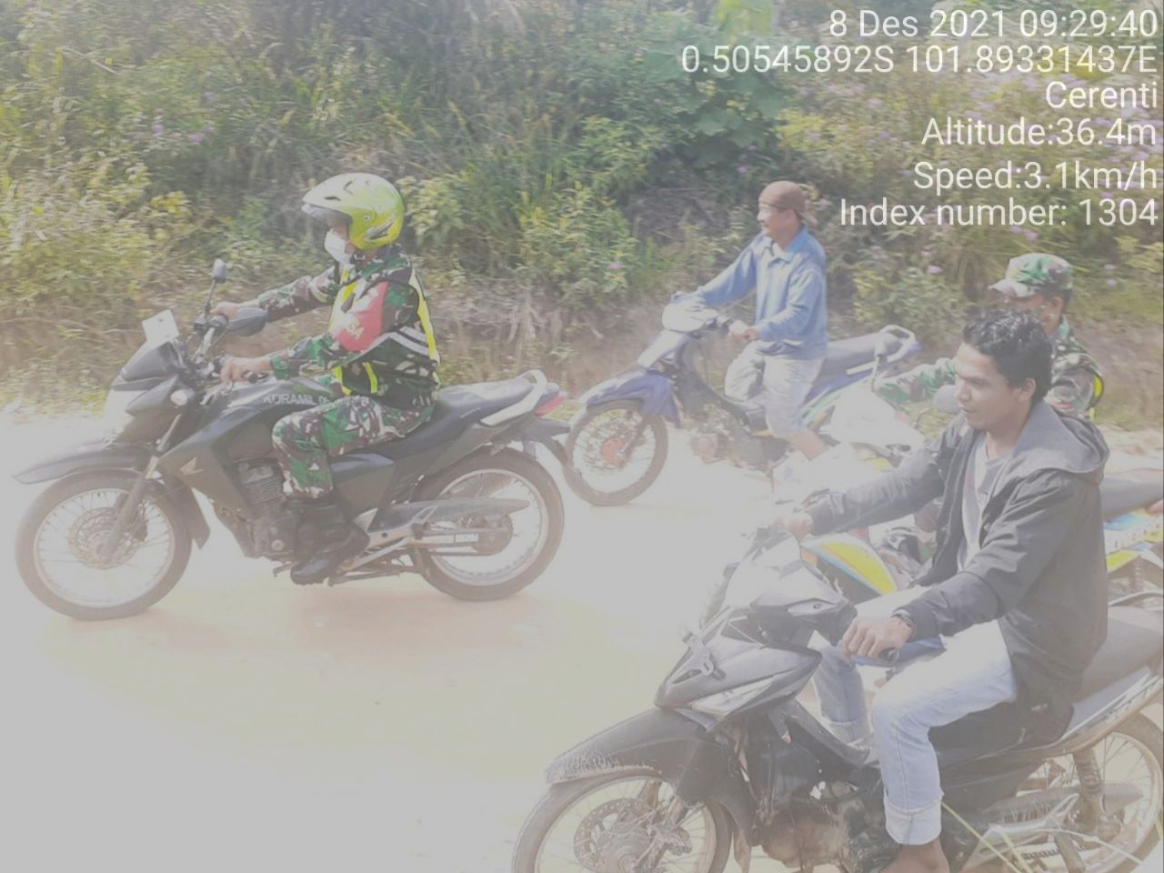 Sertu Firman Babinsa Koramil 06/Cerenti Kodim 0302/ Inhu Laksanakan Patroli Untuk Cegah Kebakaran Hutan Dan Lahan di Koto Cerenti