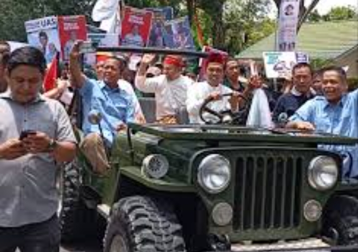 Pakai Mobil JEEP, UAS Antarkan Abdul Wahid - SF Hariyanto Mendaftar ke KPU Riau