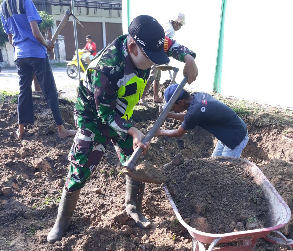 Serka Marnius Anggota Koramil 07/Kuantan Hilir Dim 0302/Inhu Gotong Royong Menimbun Pondasi Surau Desa Pulau Kumpai