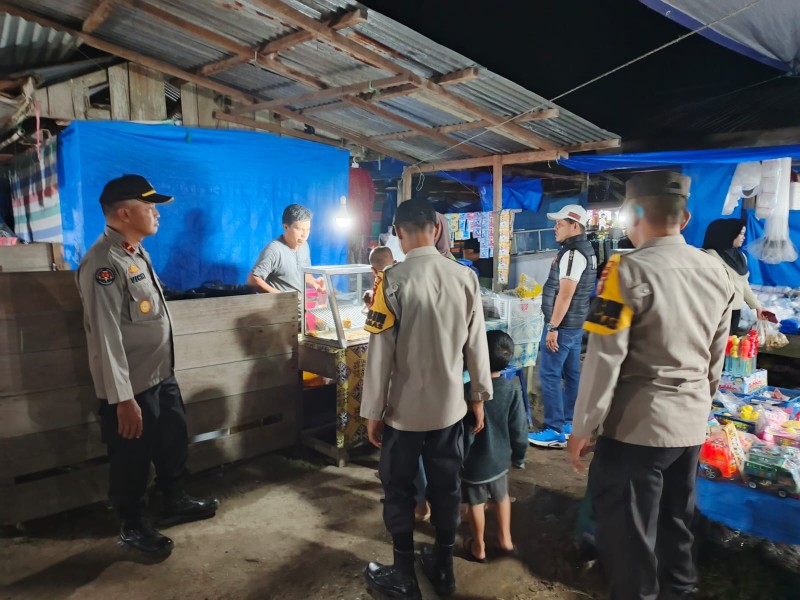 Antisipasi Gangguan Kamtibmas, Kapolsek Teluk Meranti Pimpin Patroli Malam di Kawasan Pasar
