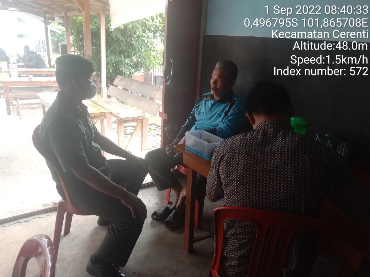 Setiap Hari Kopda Junedi Babinsa Koramil 06/Cerenti Dim 0302/Inhu Komsos Dengan Warga Desa Kampung Baru