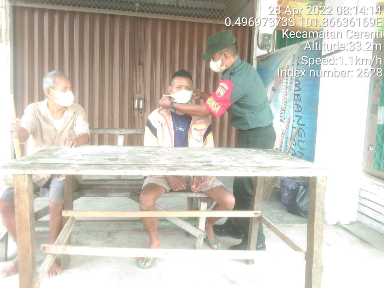 Babinsa Koramil 06/Cerenti Kodim 0302/Inhu Bagikan Masker Kepada Warga di Desa Tanjung Medan Kecamtan Cerenti