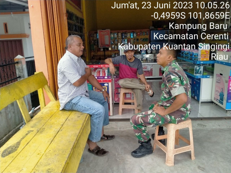 Babinsa Koramil 06/Cerenti Kodim 0302/Inhu Komsos Dengan Warga Desa Binaan Di Wilayah Teritorialnya