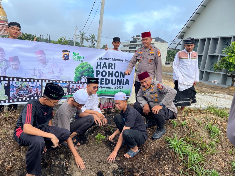 Polda Riau Tanam 21.000 Pohon Serentak Bersama Santri di Hari Pohon Sedunia