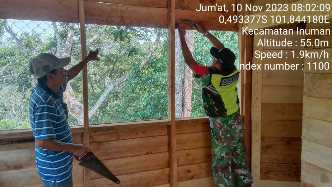 Kopda Junedi Babinsa Koramil 06/Cerenti Kodim 0302/Inhu Bantu Membuat Warung Milik Warga