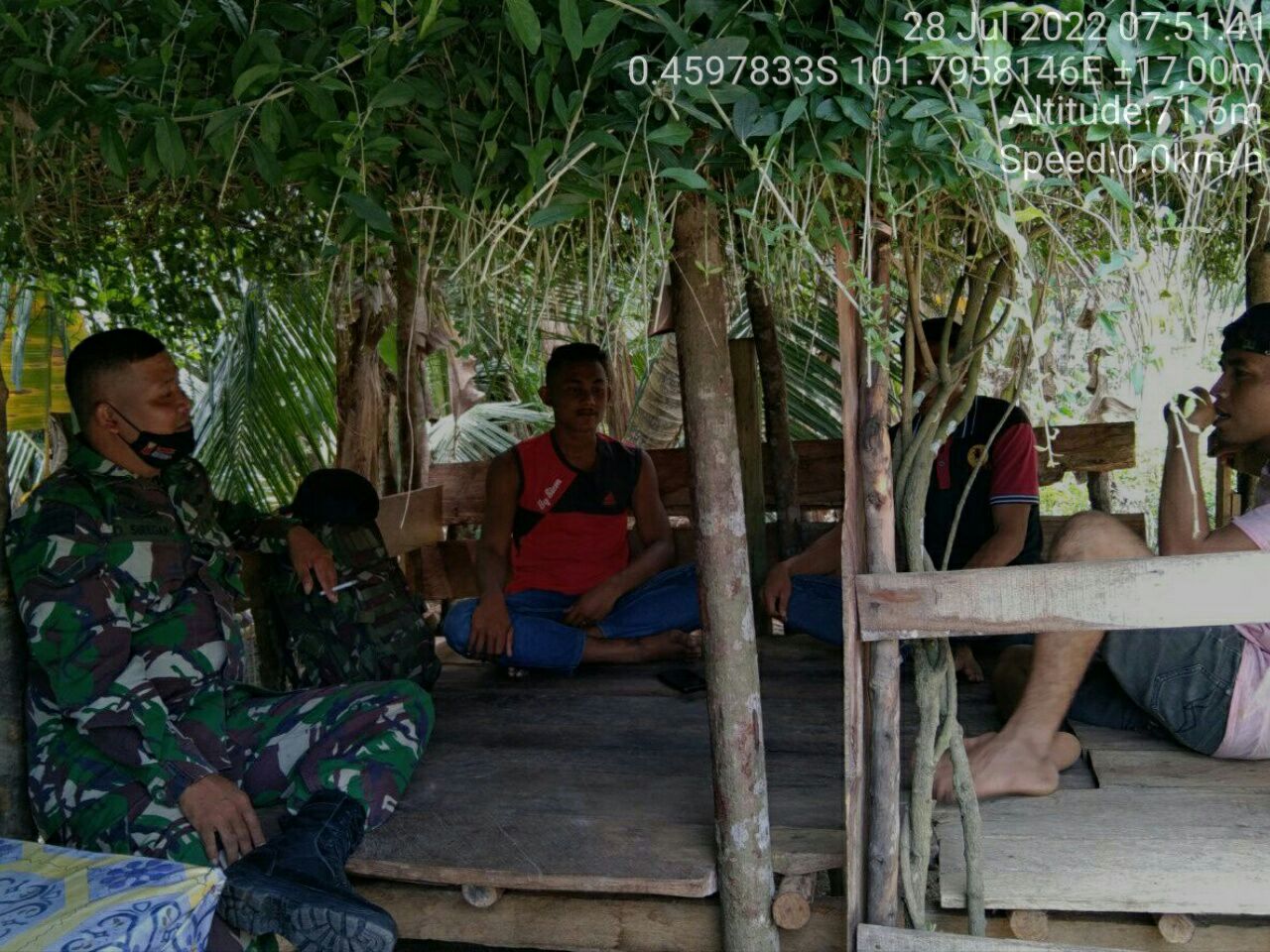 Anggota Koramil 06/Cerenti Kodim 0302/Inhu Di Sela-sela Istirahat Babinsa Komsos Bersama Warga Di Lokasi TMMD