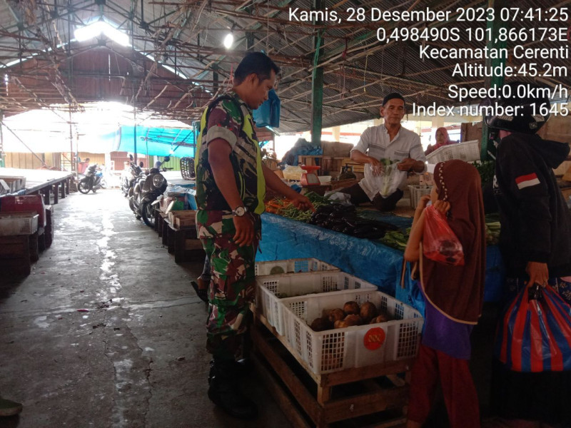 Kopda Junedi Babinsa Koramil 06/Cerenti Kodim 0302/Inhu Cek Harga Sembako Di Kelurahan Pasar Cerenti