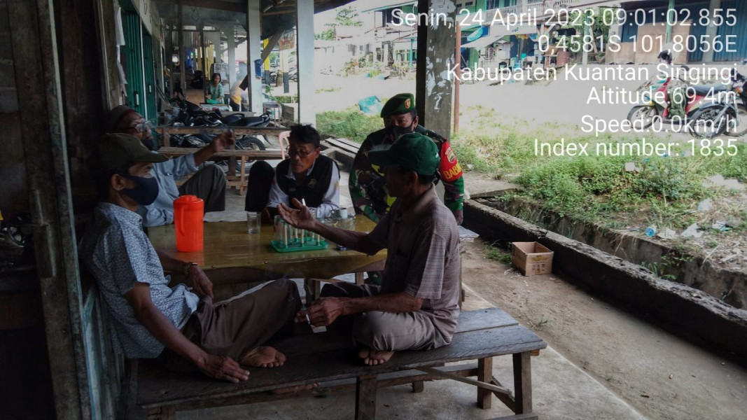 Di Desa Pasar Inuman Babinsa Koramil 06/Cerenti Kodim 0302/Inhu Komsos Dengan Memberikan Pengertian Tentang Pentingnya Menjaga Keamanan Lingkungan