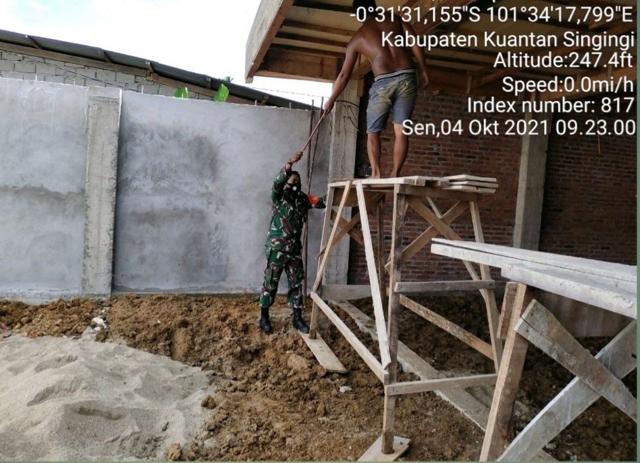 Babinsa Koramil 06 /Cerenti  Kodim 0302/ Inhu Bersama Masyarakat Gotong Royong di Pasar Inuman