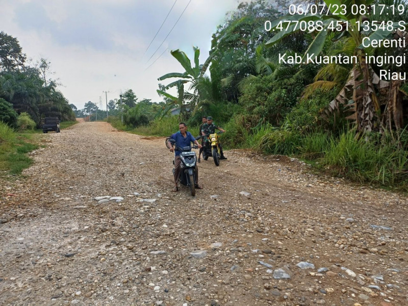Babinsa Koramil 06/Cerenti Kodim 0302/Inhu Antisipasi Karhutla Laksanakan Patroli dan Sosialisasi Karlahut Kepada Masyarakat Desa Pulau Panjang Cerenti