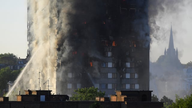 Ajaib! Bayi Selamat Dilempar dari Lantai 10 Apartemen yang Kebakaran di London