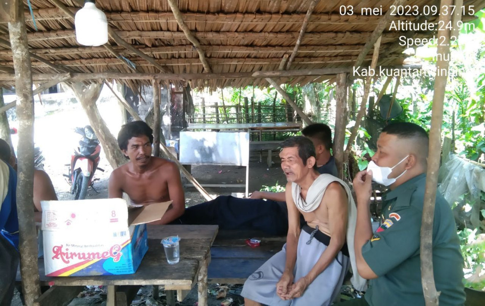 Di Desa Bedeng Sikuran Anggota Koramil 06/cerenti Kodim 0302/Inhu  Selalu Menjaga Keakraban Dengan Warga,Babinsa Komsos Menjalin Tali Silaturahmi