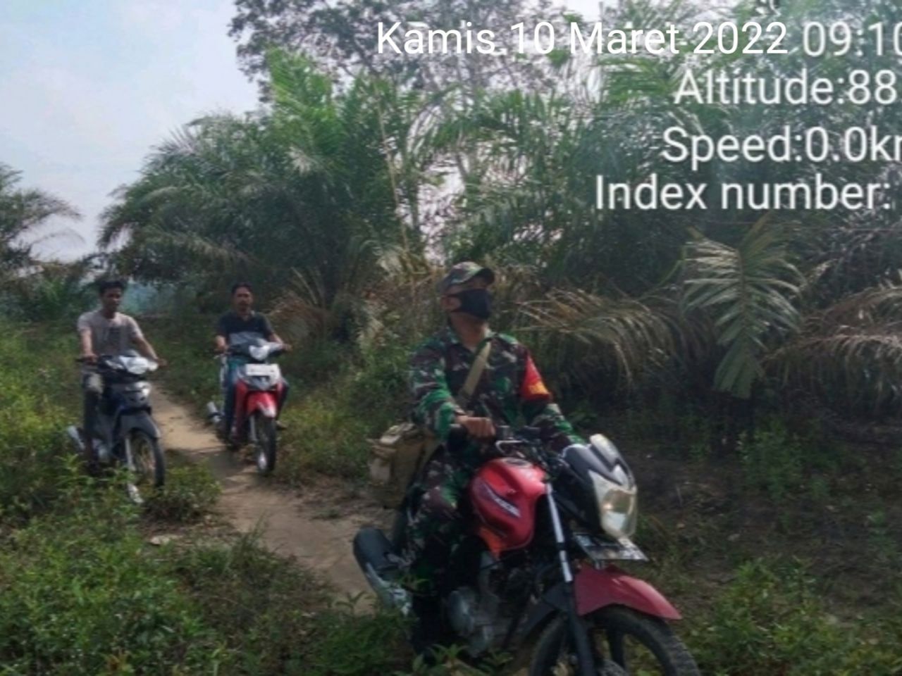 Serda Juanda Babinsa Koramil 06/Cerenti Kodim 0302/Inhu Dan Warga Lakukan Patroli Karhutla Di Wilayah Binaan