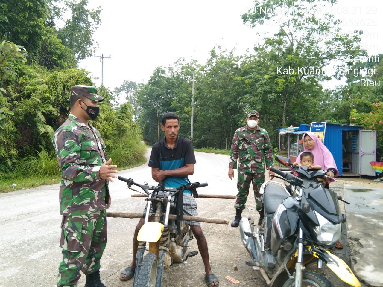 Babinsa Koramil 06/Cerenti Menghimbau Warga Guna Pencegahan Penyebaran Covid-19 Di Desa Binaanya di Kelurahan Koto Peramu Kecamatan Cerenti