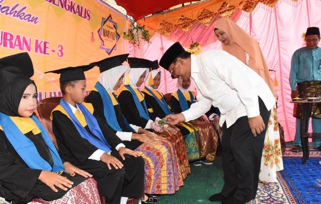 35 Santri Yayasan Madani Nusantara Bengkalis Diwisuda, 8 Siswa Dikirim ke Jawa