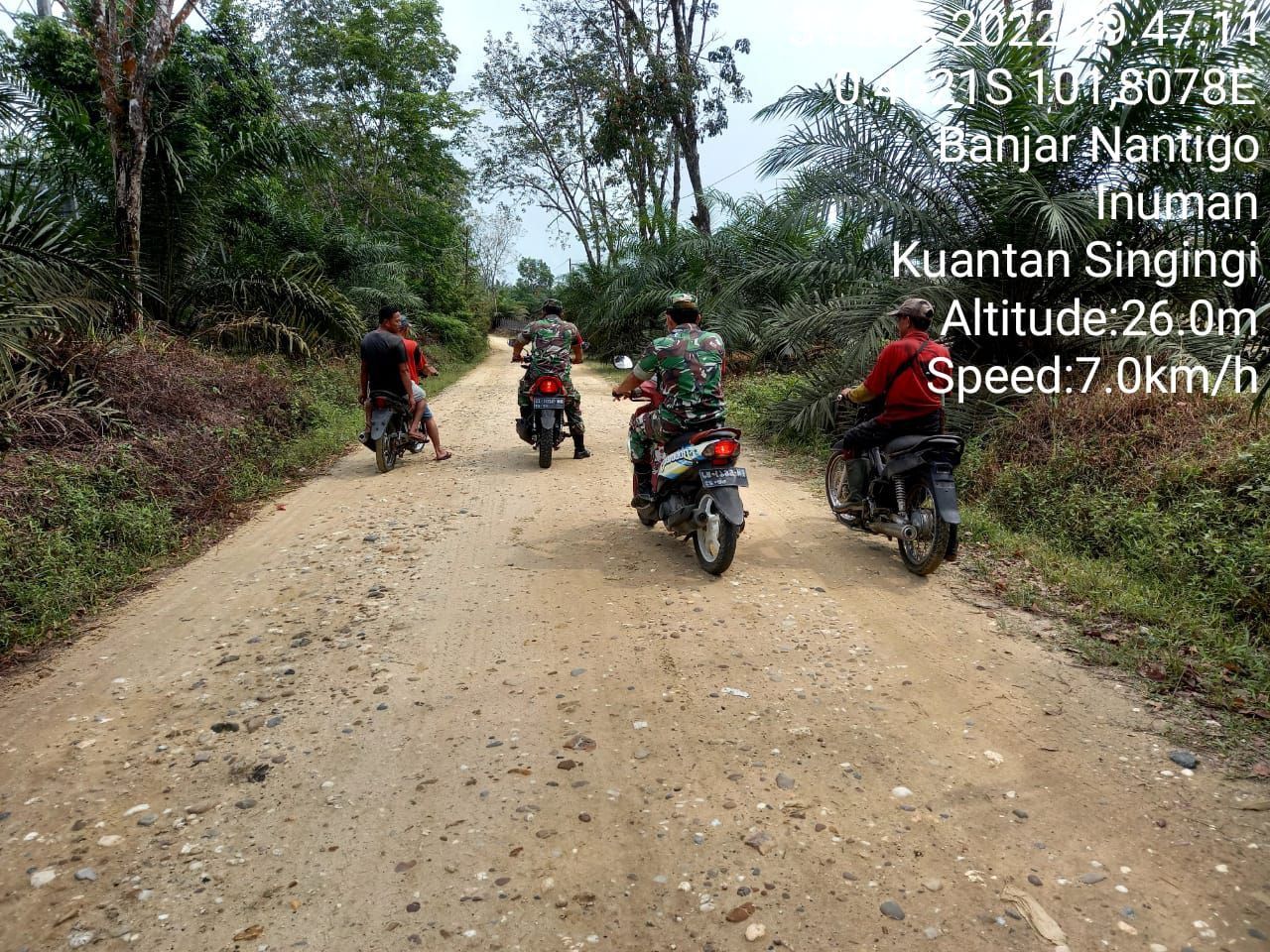 Babinsa Koramil 06/Cerenti Kodim 0302/Inhu Wilayah Kecamatan Inuman Lakukan Patroli Pencegahan Karhutlah Di Saat Musim Penghujan