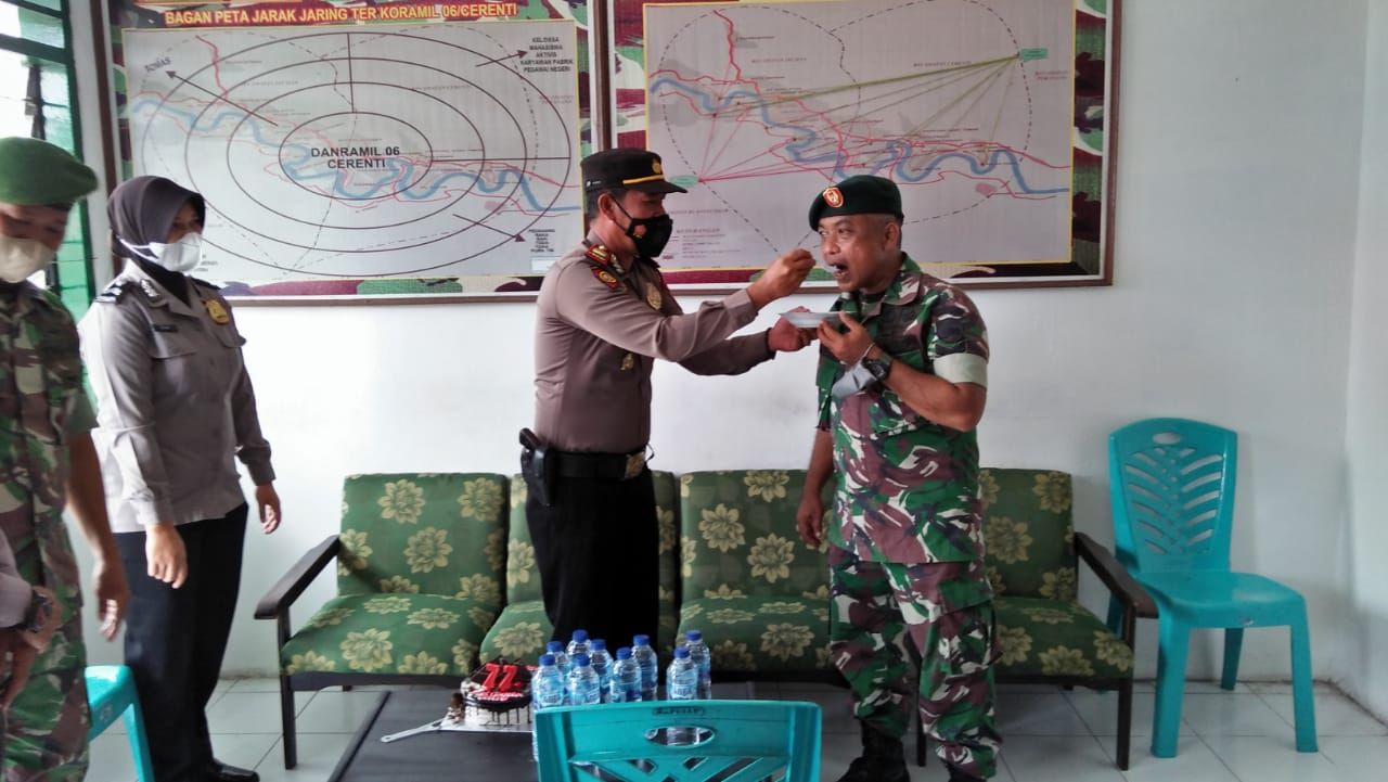 Kapolsek Cerenti Datangi Koramil 06/Cerenti Kodim 0302/Inhu Berikan Ucapan Selamat HUT TNI ke 77