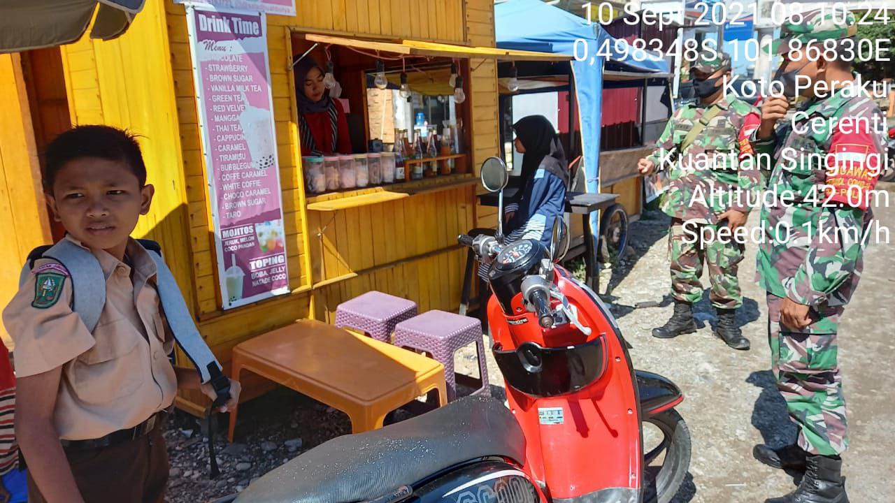 Anggota Koramil 06/Cerenti Kodim 0302/ Inhu Himbau Warga Patuhi Protokol Kesehatan di Pandemi COVID-19 di Kelurahan Koto Peraku